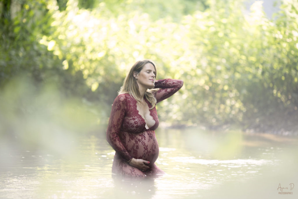 Séance photo future maman bord de rivière