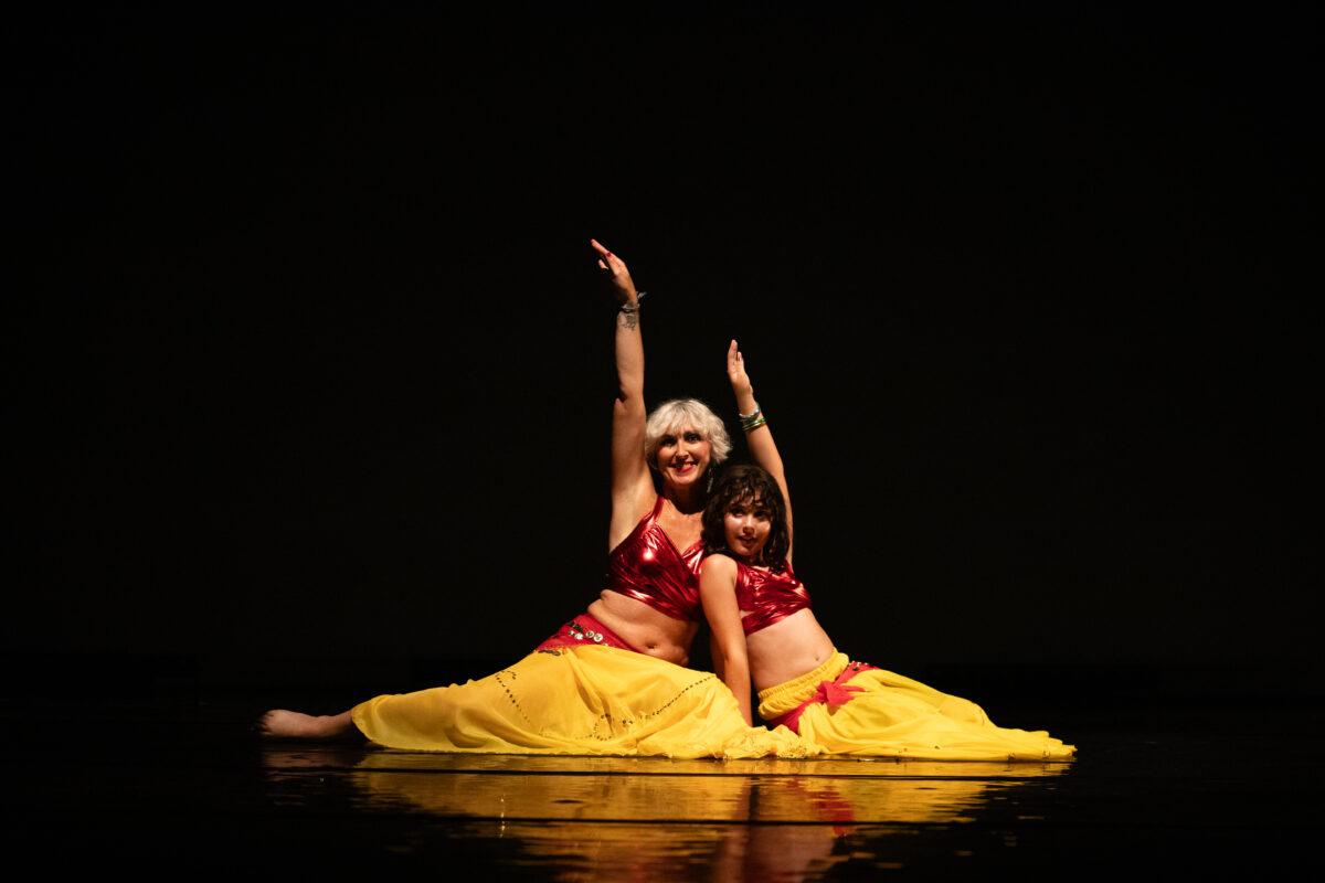 Prestation artistique de danse orientale devant un public conquis à l’Atrium.