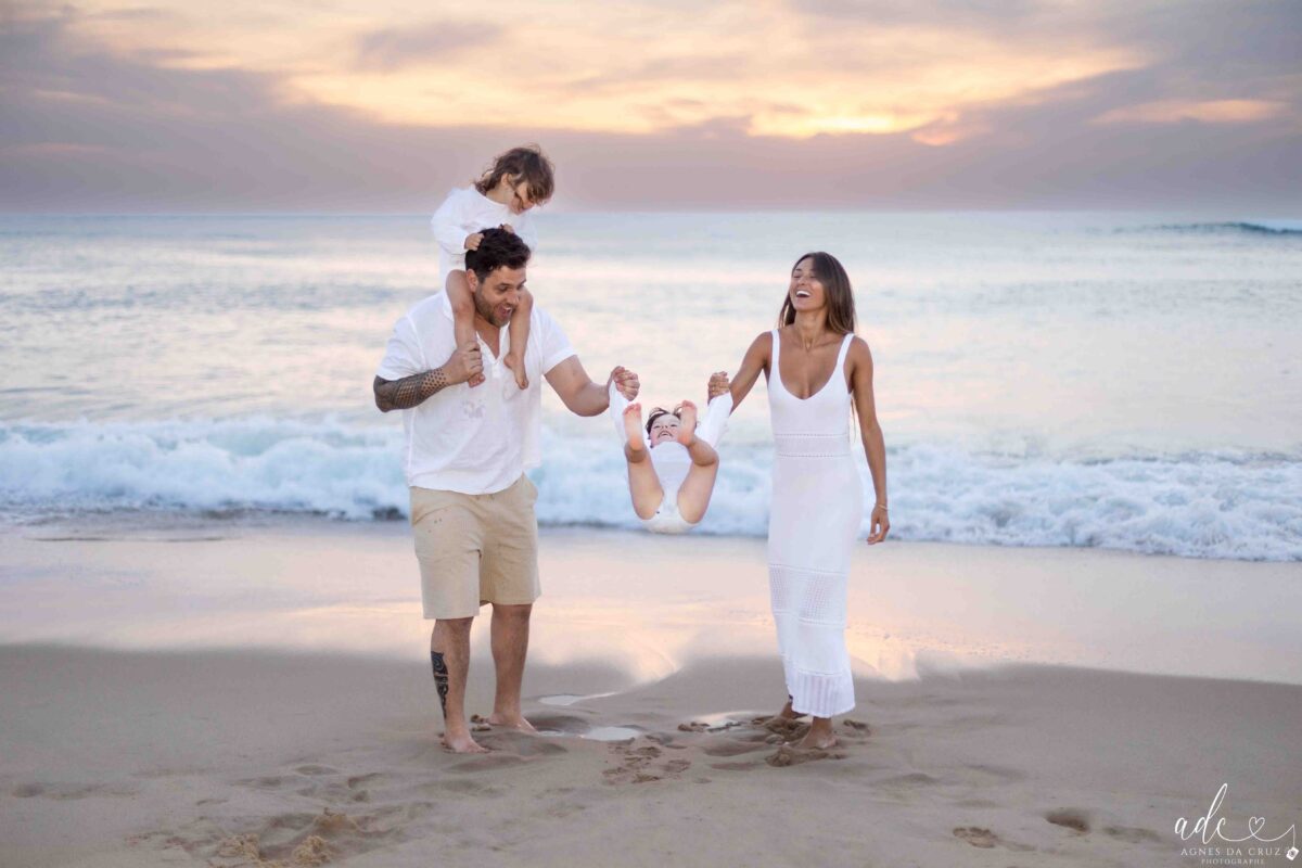 Séance photo famille sur la plage de Seignosse – souvenirs naturels au coucher de soleil.