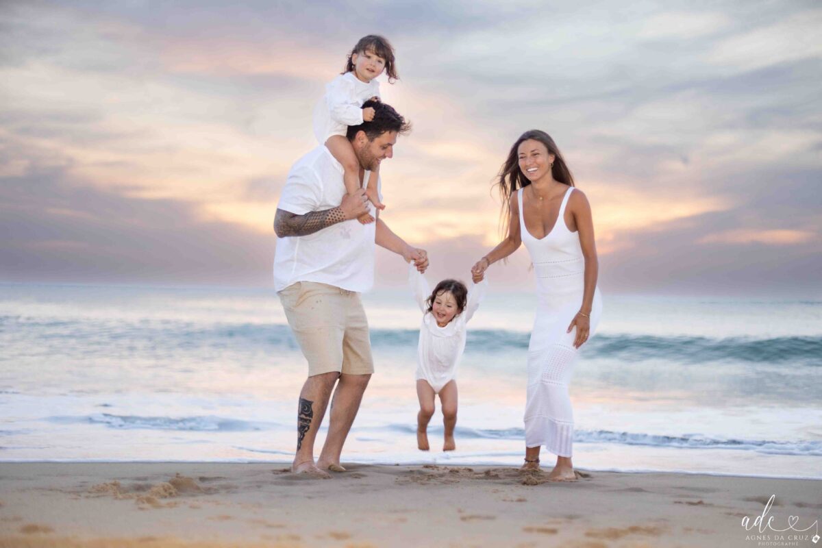 Séance photo famille sur la plage de Seignosse – souvenirs naturels au coucher de soleil.