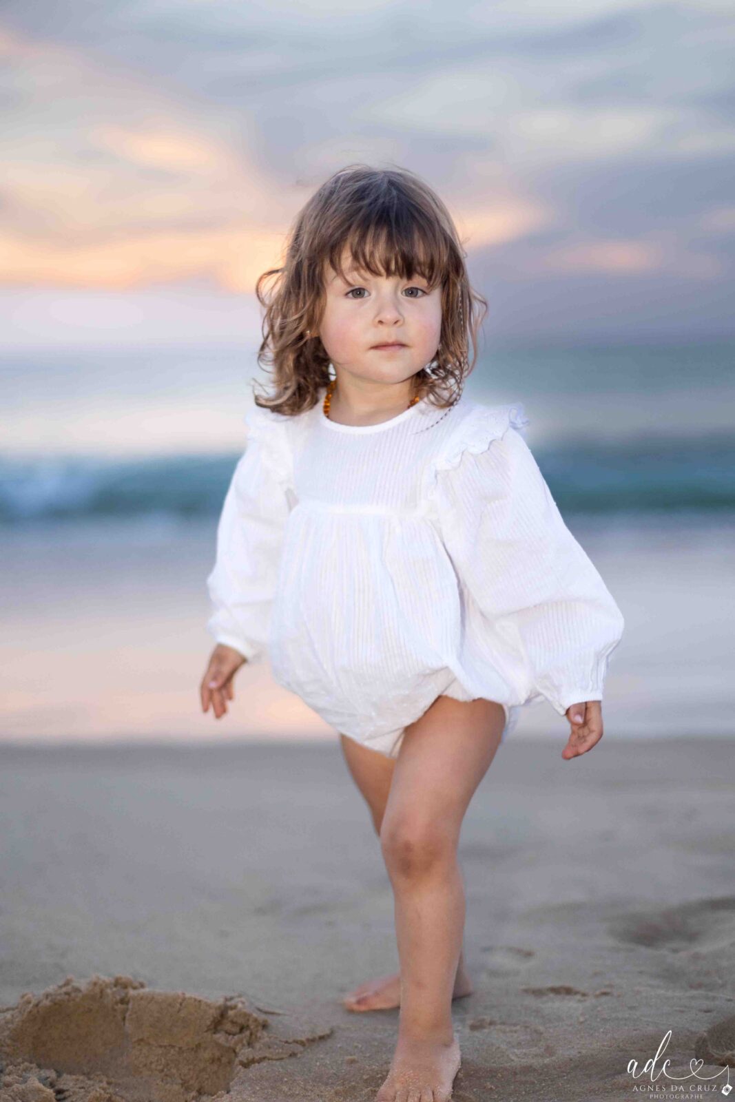 Séance couple à Biarritz – océan, falaises et lumière du soir.