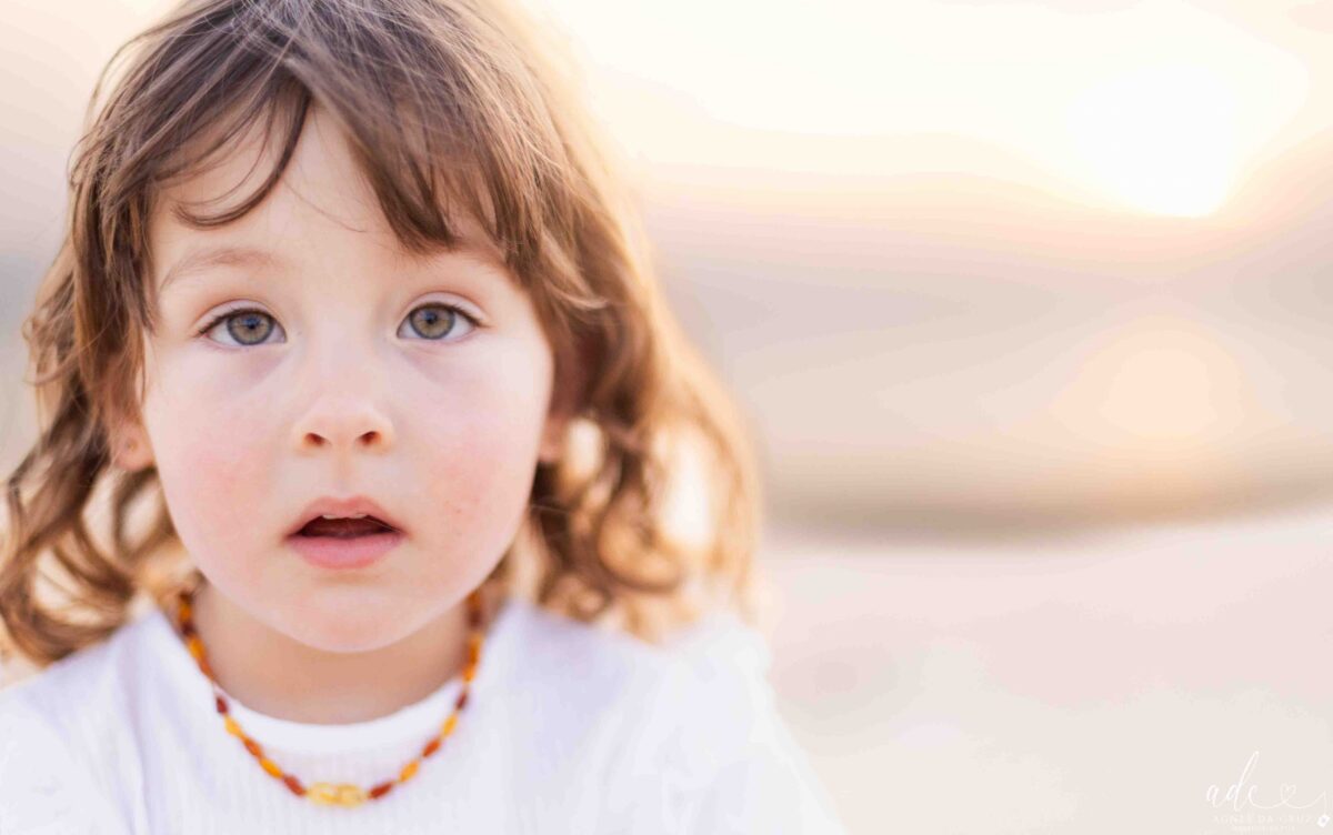 Séance famille au Pays Basque – rires, complicité et lumière douce