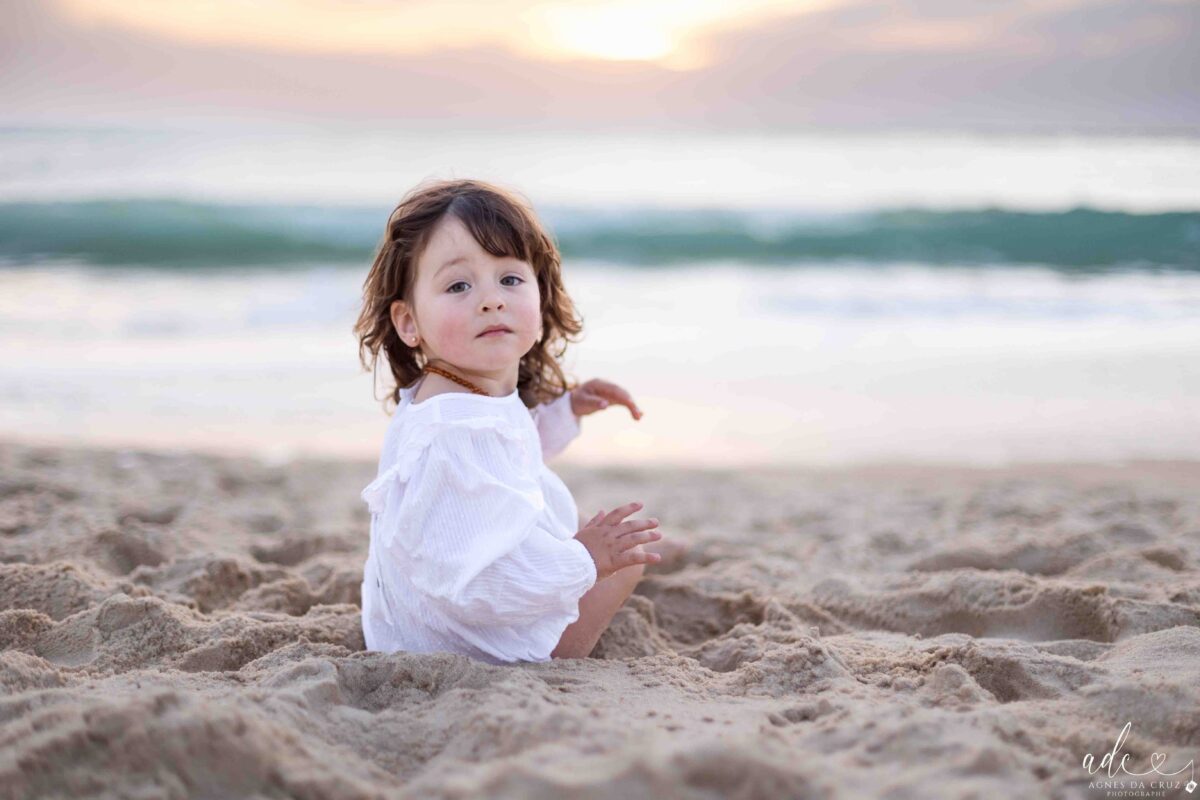 Séance famille au Pays Basque – rires, complicité et lumière douce