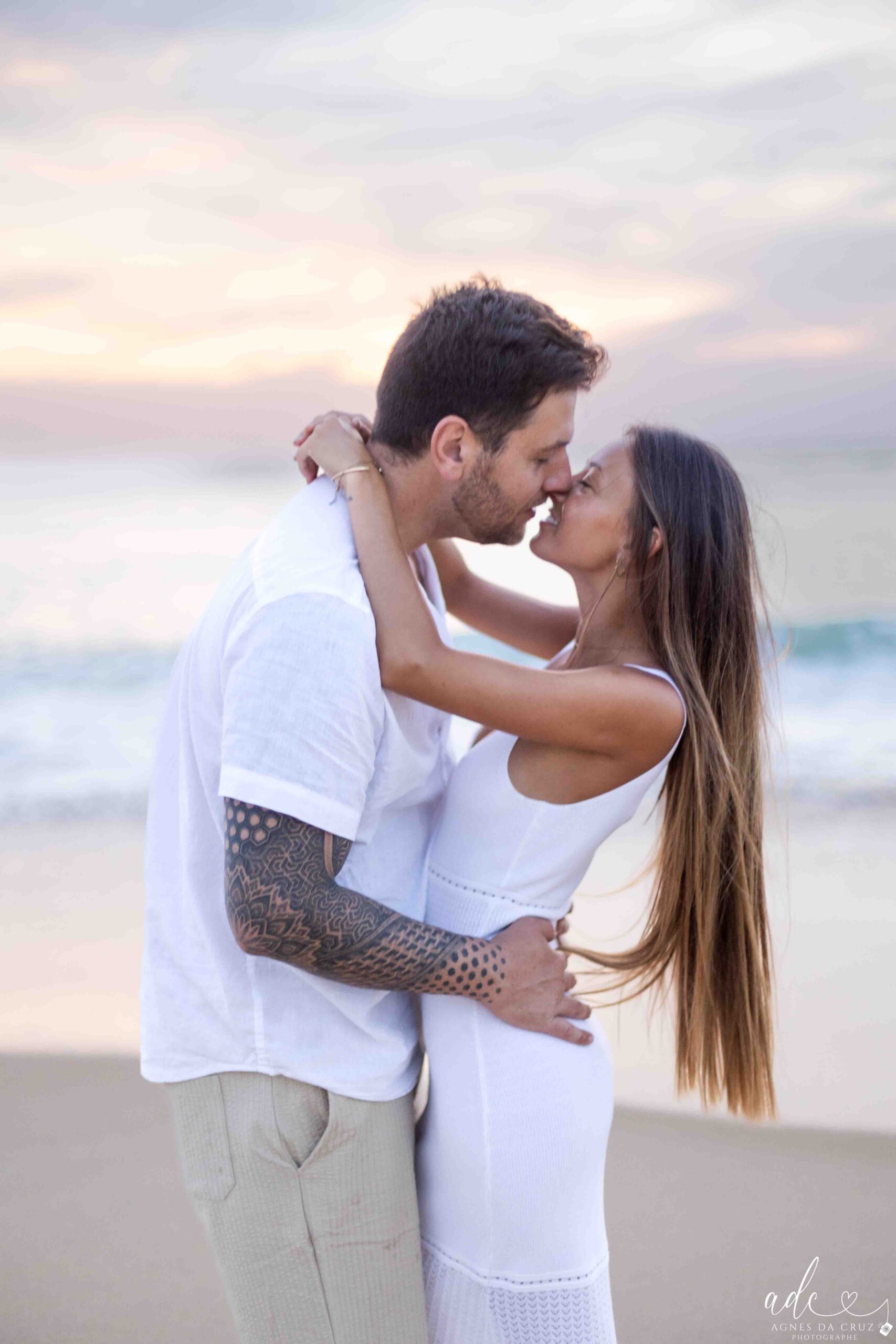 Amour et lumière dorée sur la côte basco-landaise – séance photo couple