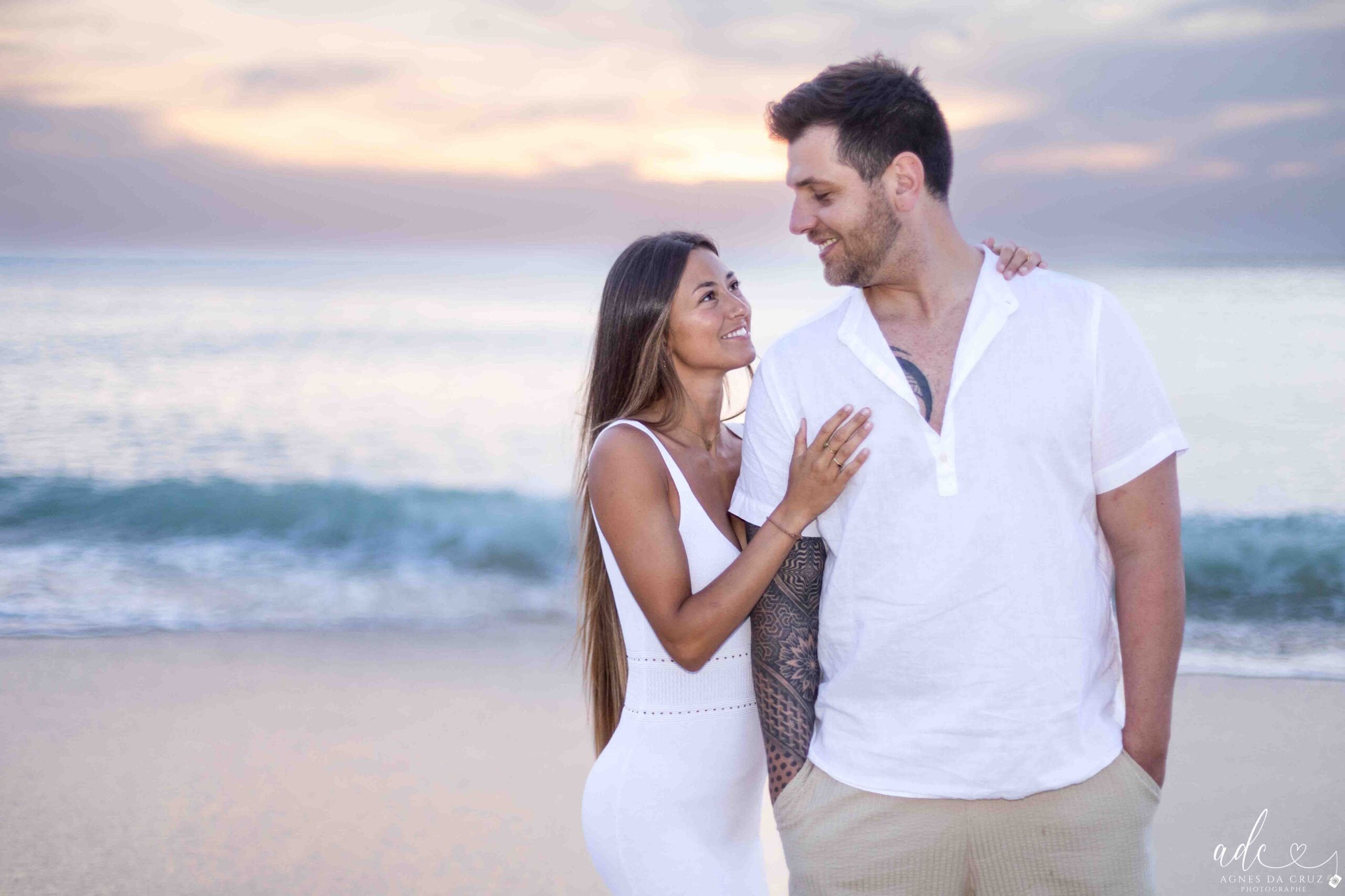 Séance couple au coucher de soleil sur la plage d’Hossegor – moments naturels et lumineux