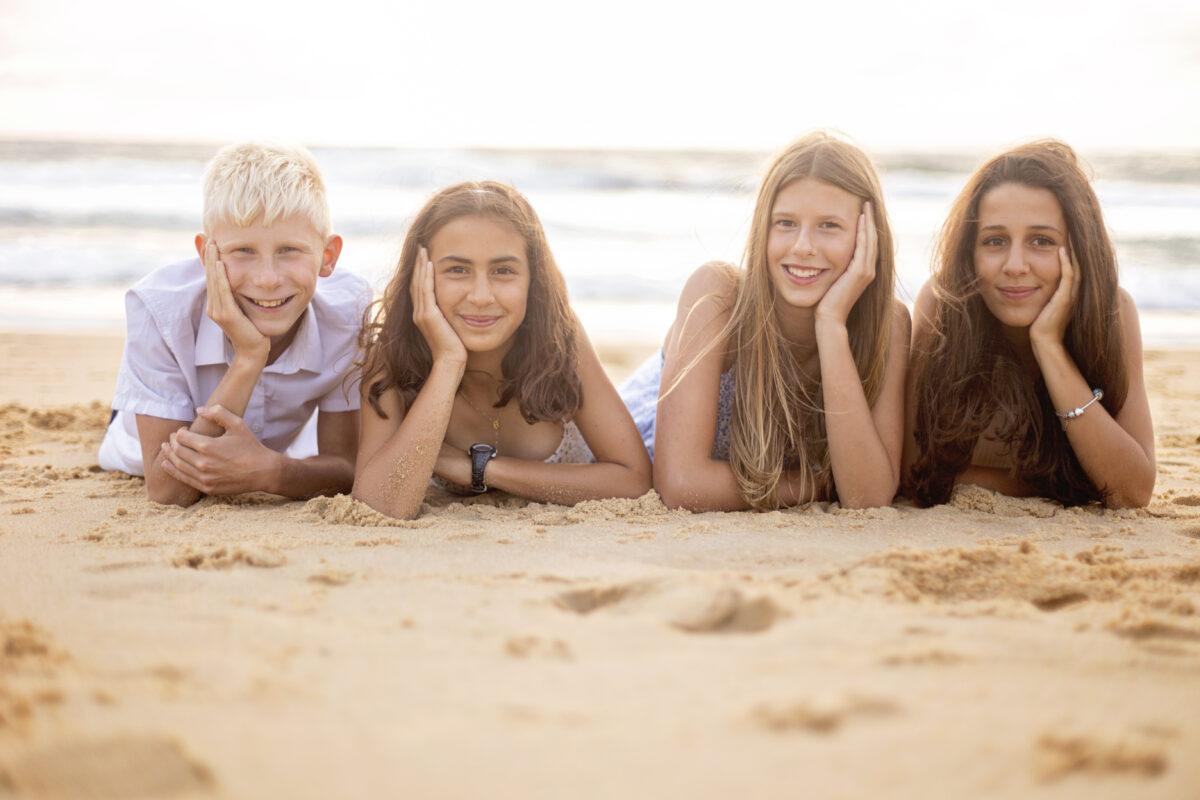 Séance photo dans les Landes et Pays Basque Famille réunie au coucher du soleil sur la plage de Capbreton, séance photo naturelle et pleine d’émotions.
