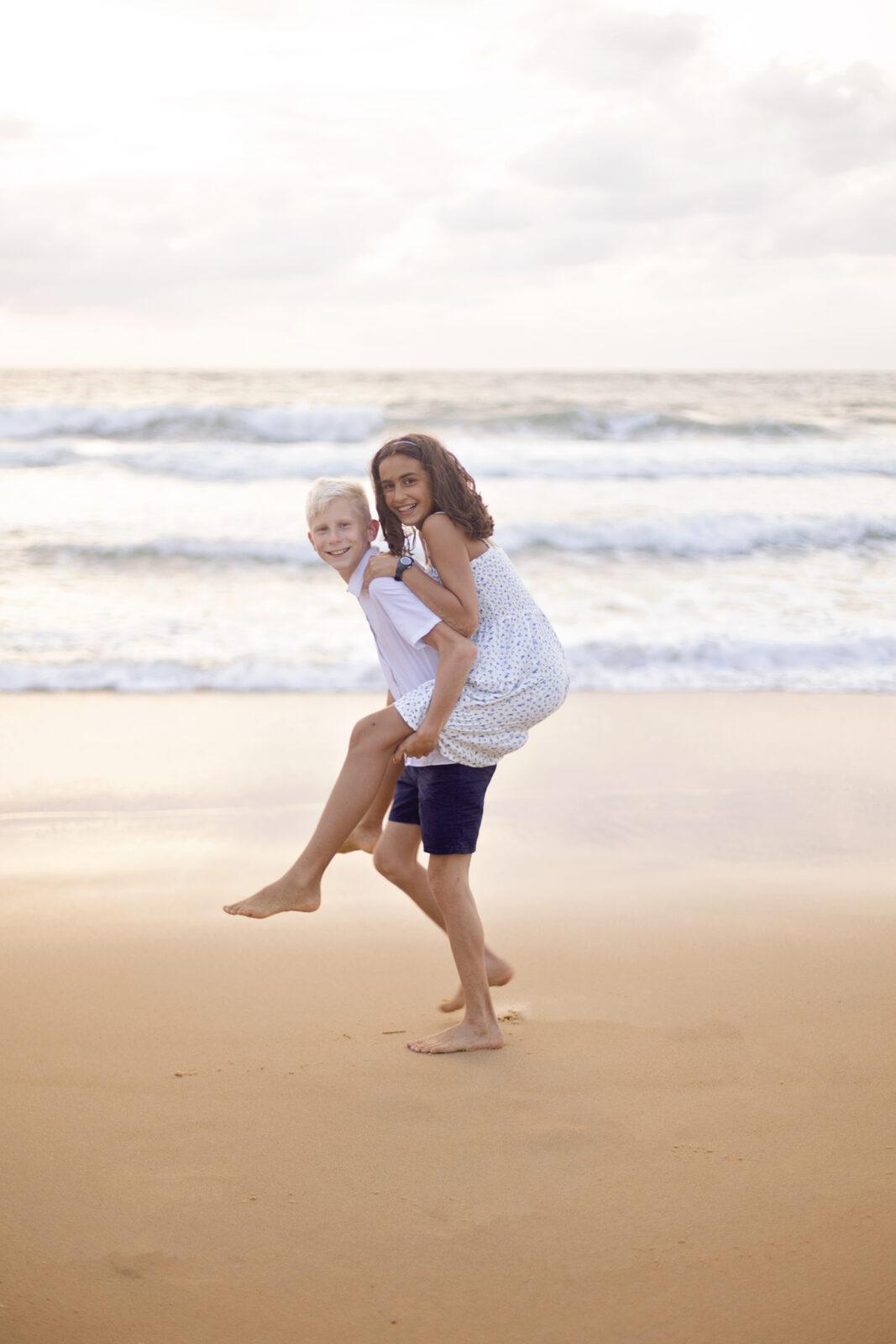 Séance photo dans les Landes et Pays Basque Enfants jouant et courant sur la plage de Seignosse pendant une séance photo famille.