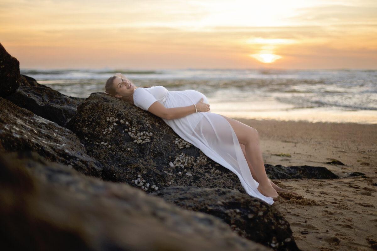 Séance photo dans les Landes et Pays Basque Séance photo grossesse au coucher du soleil sur la plage de Vieux Boucau dans les Landes
