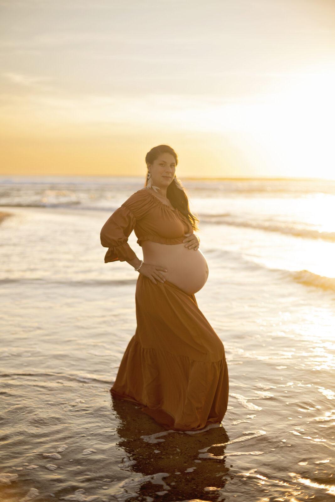 Séance photo grossesse au coucher du soleil sur la plage de Vieux Boucau dans les Landes