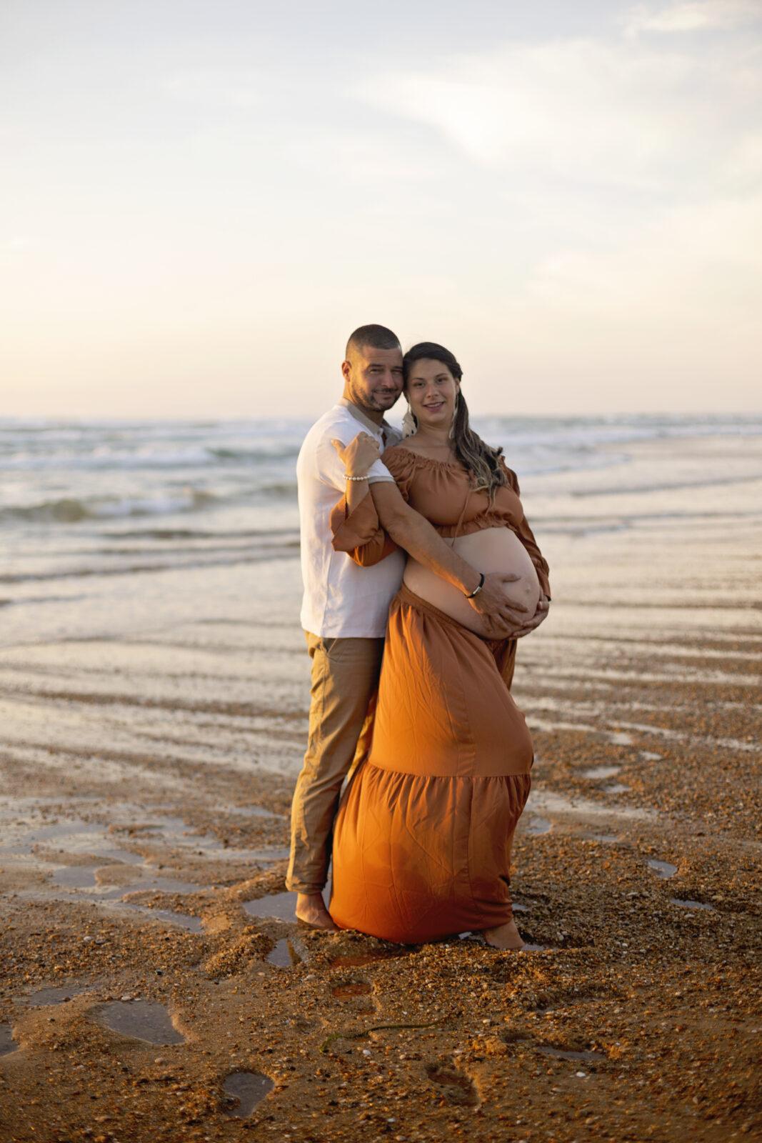 Séance photo grossesse au coucher du soleil sur la plage de Vieux Boucau dans les Landes