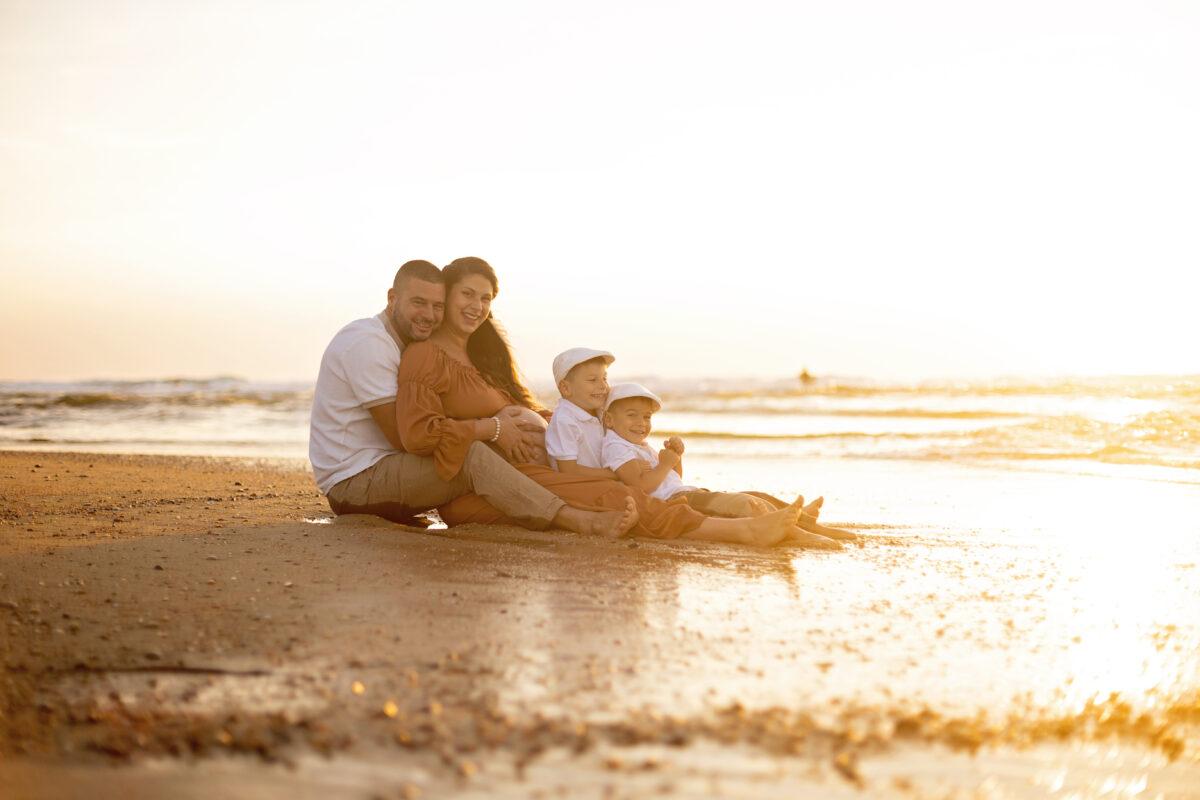 Séance photo grossesse au coucher du soleil sur la plage de Vieux Boucau dans les Landes