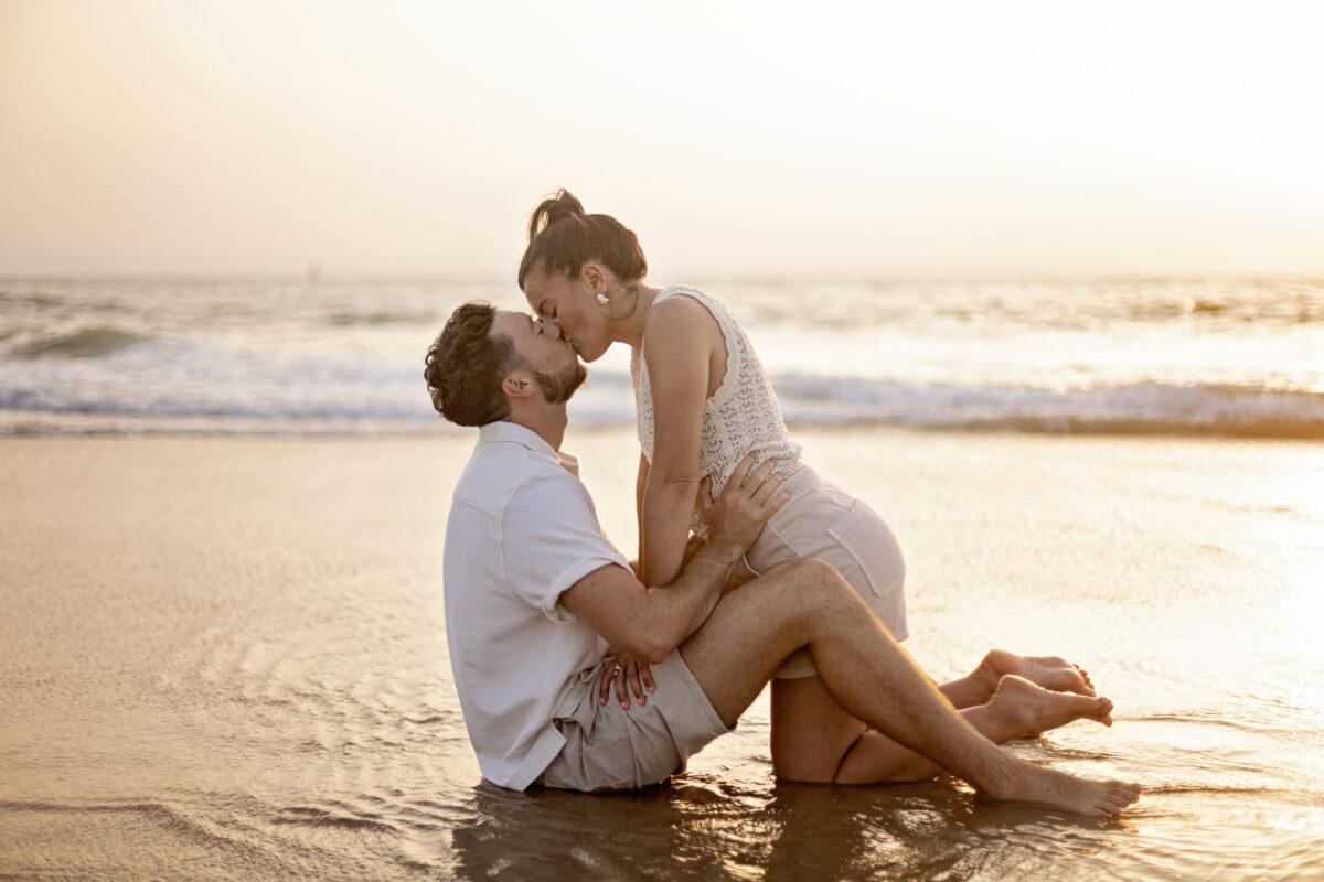 Séance photo dans les Landes et Pays Basque photographe couple plage landes