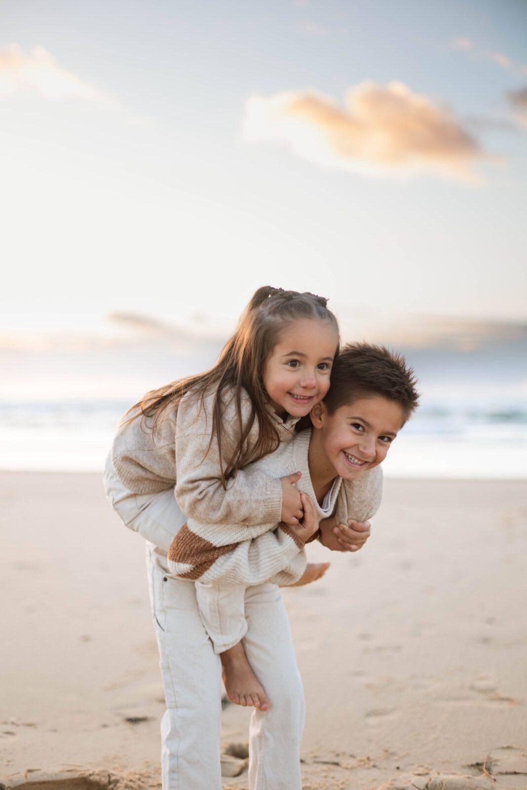 Séance photo dans les Landes et Pays Basque Séance famille dynamique au bord du lac, rires et moments spontanés.