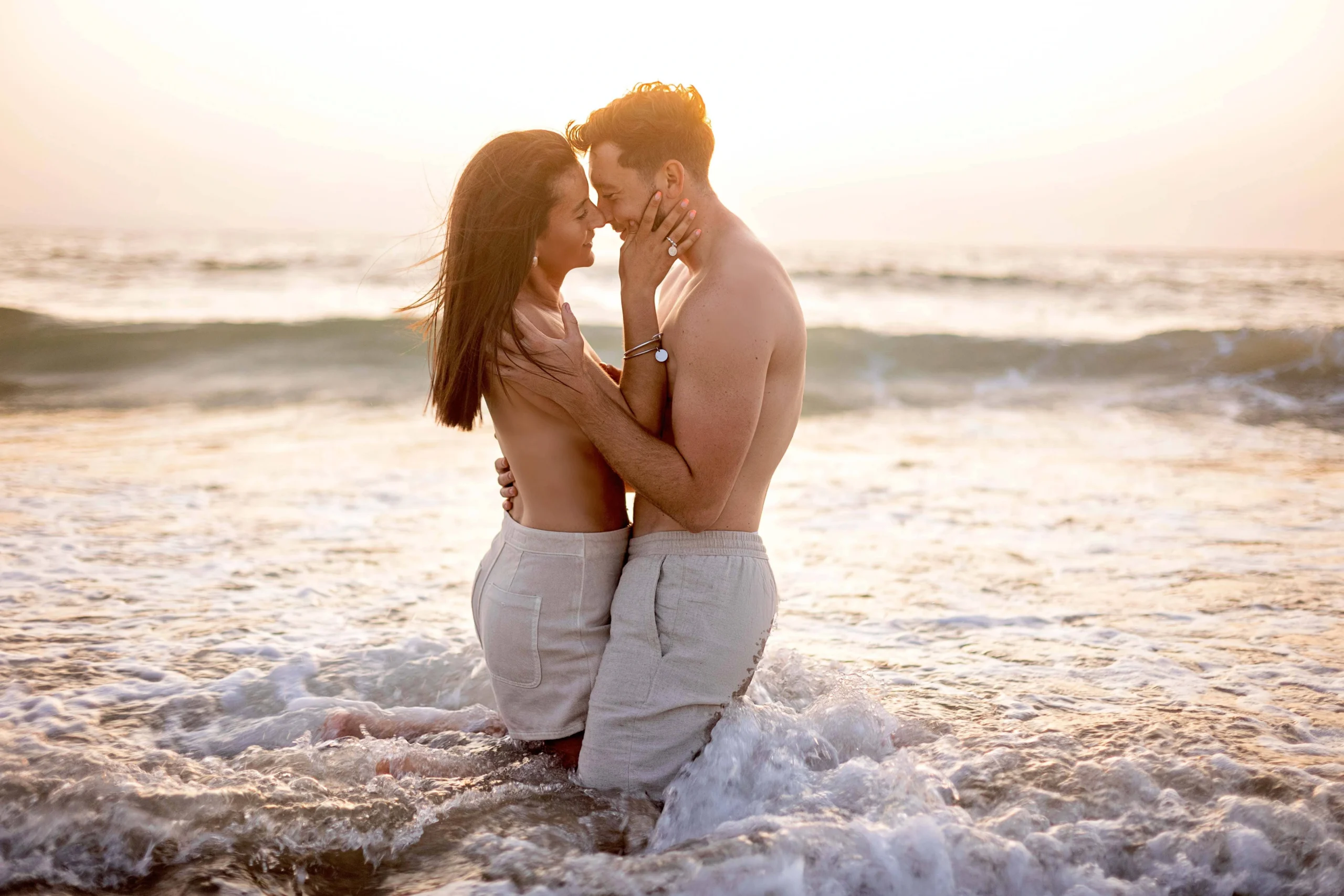 Séance photo dans les Landes et Pays Basque couple dans l’eau au coucher du soleil, séance photo lifestyle dans les Landes